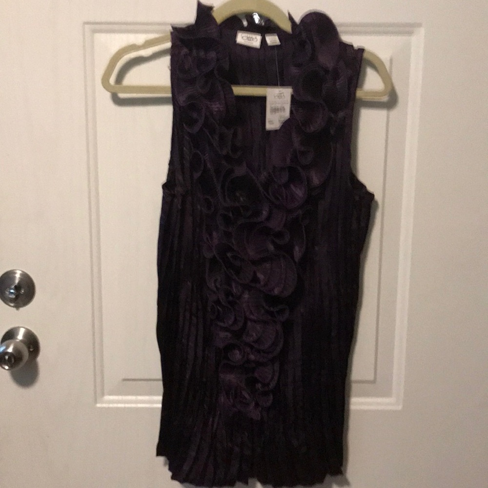 Beautiful ruched and ruffled tank. 18-20W